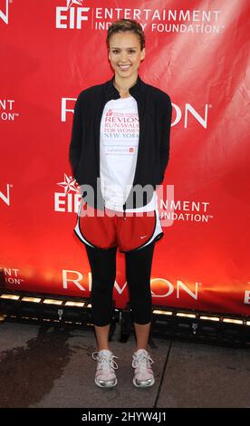 Jessica Alba al 12th annuale EIF Revlon Run/Walk for Women at Times Square a New York City, USA il 2 maggio 2009. Foto Stock