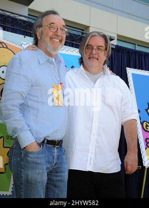 Il direttore James Brooks e il creatore Matt Groening alla cerimonia di dedica dei francobolli 'The Simpsons' tenutasi al Fox Studio di Los Angeles Foto Stock