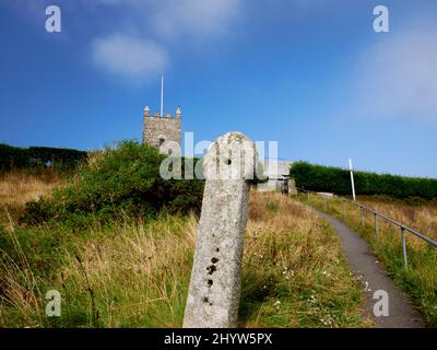 Chiesa di San Symphorian, Forrabury, Boscastle, Cornovaglia. Antica croce celtica. Foto Stock