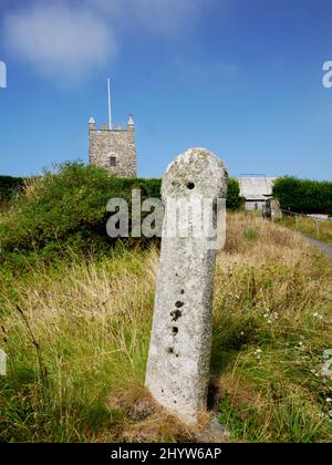 Chiesa di San Symphorian, Forrabury, Boscastle, Cornovaglia. Antica croce celtica. Foto Stock