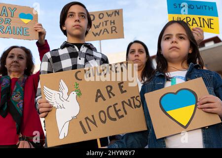 Attivisti minori e altri che dimostrano contro l'invasione delle truppe russe in Ucraina. Solidarietà e sostegno al popolo ucraino. Foto Stock