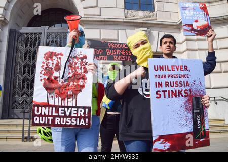 Londra, Inghilterra, Regno Unito. 15th Mar 2022. I manifestanti che indossano balaclavas tengono le placche fuori dalla sede centrale di Unilever. I manifestanti si sono riuniti al di fuori della sede centrale di Unilever a Victoria Embankment chiedendo che la società smetta di fare affari in Russia, mentre la guerra in Ucraina continua. (Credit Image: © Vuk Valcic/ZUMA Press Wire) Credit: ZUMA Press, Inc./Alamy Live News Foto Stock