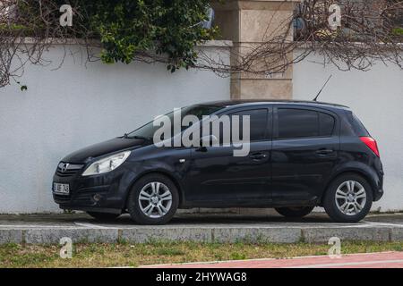 Side, Turchia – 20 2022 febbraio: Black Opel corsa è parcheggiata sulla strada in una giornata calda Foto Stock