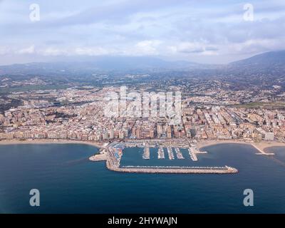 Vista panoramica aerea della bellissima città costiera del porto di Fuengirola nel sud della Spagna di Malaga nel mese di novembre Foto Stock