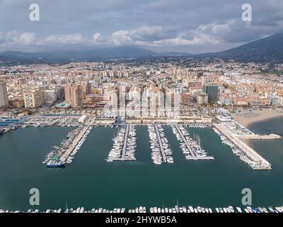 Vista panoramica aerea della bellissima città costiera del porto di Fuengirola nel sud della Spagna di Malaga nel mese di novembre Foto Stock