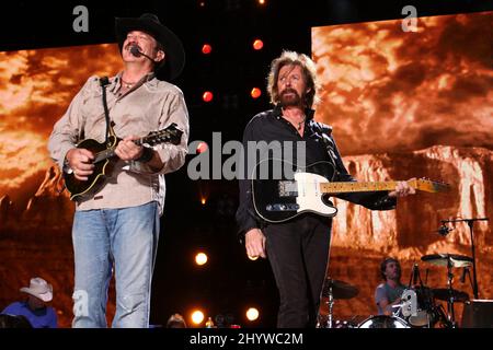 Ronnie Dunn e KIX Brooks si esibiscono al CMA Music Festival 2009 che si tiene presso il LP Field di Nashville, USA Foto Stock