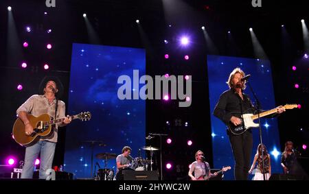 Ronnie Dunn e KIX Brooks si esibiscono al CMA Music Festival 2009 che si tiene presso il LP Field di Nashville, USA Foto Stock