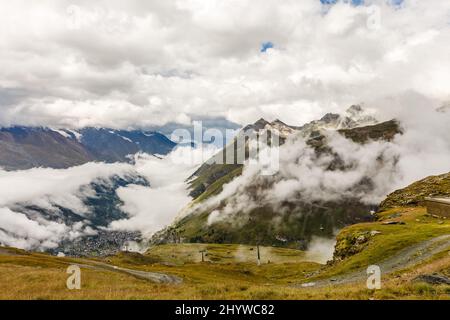 Bellissimo tour esplorativo attraverso le montagne in Svizzera. Foto Stock