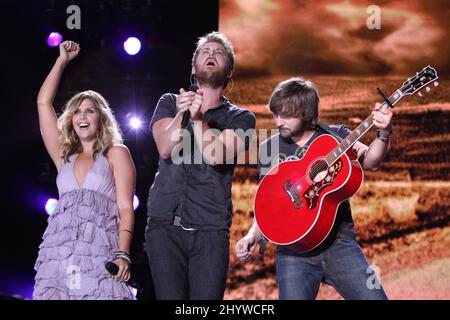 Hillary Scott, Dave Haywood e Charles Kelley di Lady Antebellum si esibiscono al CMA Music Festival 2009 che si tiene presso il LP Field di Nashville, USA Foto Stock