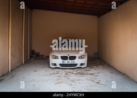 Side, Turchia – Febbraio 20 2022: Bianco BMW 3-serie E90 è parcheggiata in garage Foto Stock