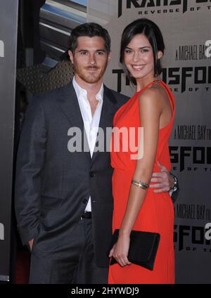 Dave Annable e Odette Yustman alla prima di 'Transformers: Revenge of the Fallen' al Mann Village Theatre di Los Angeles. Foto Stock