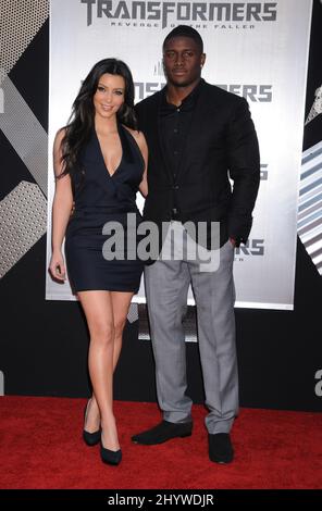 Kim Kardashian e Reggie Bush alla prima "Transformers: Revenge of the Fallen" al Mann Village Theatre di Los Angeles. Foto Stock
