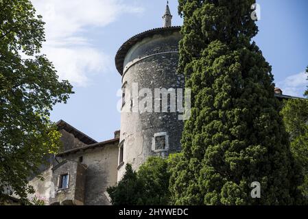 Bellissimo paesaggio di un antico edificio immerso nel verde Foto Stock