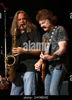 Marc Russo e Tom Johnston dei Doobie Brothers si esibisce in concerto presso il Bethel Woods Center for the Arts di Bethel, New York. Foto Stock