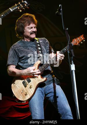 Tom Johnston dei Doobie Brothers suona in concerto presso il Bethel Woods Center for the Arts di Bethel, New York. Foto Stock