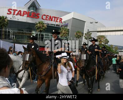 Atmosfera intorno al Michael Jackson Memorial presso lo Staple Center di Los Angeles, California. Foto Stock