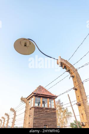 Recinzione elettrica con filo spinato nel campo di concentramento di Auschwitz-Birkenau a Oswiecim, Polonia Foto Stock