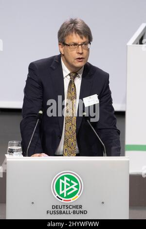 Thomas WEIKERT, Presidente del DOSB, parla una parola di benvenuto, 44th Bundestag del DFB Ordinario il 11th marzo 2022 a Bonn/Germania. Foto Stock
