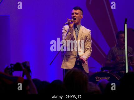 FrankMusik suona un concerto gratuito al Westfield Shopping Centre di Londra come parte di una serie di concerti estivi. Foto Stock