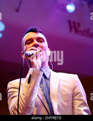 FrankMusik suona un concerto gratuito al Westfield Shopping Centre di Londra come parte di una serie di concerti estivi. Foto Stock