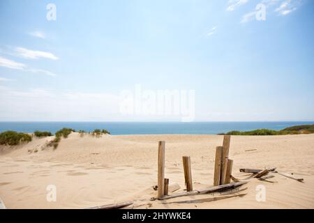 Vista panoramica di Tarifa - Cadiz - dune di sabbia alla spiaggia di Punta Paloma. Mediterraneo sullo sfondo Foto Stock