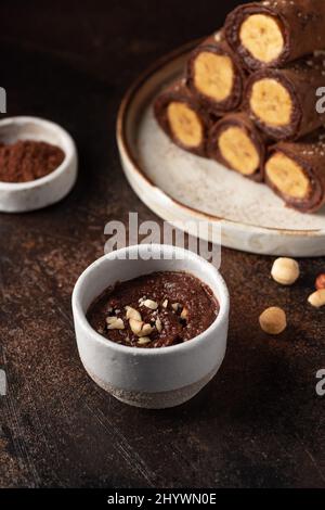 Sana prima colazione vegana con pasta di cioccolato e crepes farciti alla banana Foto Stock