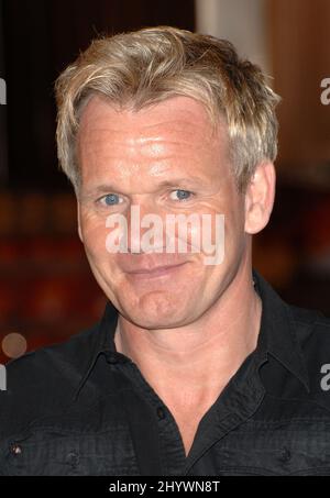 Lo chef Gordon Ramsay celebra l'episodio 100th di "Hell's Kitchen" sul set di Hell's Kitchen a Culver City, California. Foto Stock