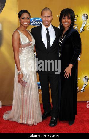 Tatyana Ali, Bryton McClure e Tonya Lee Williams in arrivo per i 41st NAACP Image Awards tenuti presso il Shrine Auditorium di Los Angeles, California, USA. Foto Stock