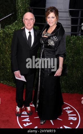 David Geffen e Rita Wilson arrivano al Vanity Fair Oscar Viewing Party 2010, presso la Sunset Tower di Los Angeles Foto Stock