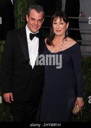 Danny Huston e Anjelica Huston arrivano al Vanity Fair Oscar Viewing Party 2010, presso la Sunset Tower di Los Angeles Foto Stock