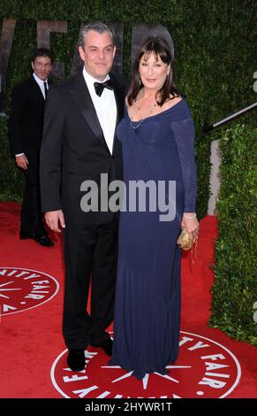 Danny Huston e Anjelica Huston arrivano al Vanity Fair Oscar Viewing Party 2010, presso la Sunset Tower di Los Angeles Foto Stock