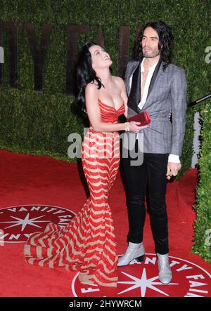 Katy Perry e Russell Brand arrivano al Vanity Fair Oscar Viewing Party 2010, presso la Sunset Tower, Los Angeles Foto Stock