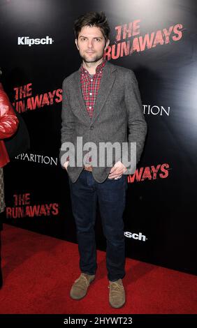 Adam Scott durante la prima 'The Runaways' tenutasi presso i cinema ARCLIGHT di Los Angeles Foto Stock