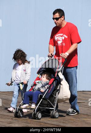 Adam Sandler con le figlie Sadie e Sunny al Make-A-Wish Foundation's Day of Fun al Santa Monica Pier, ospitato da Kevin e Steffiana James. Foto Stock