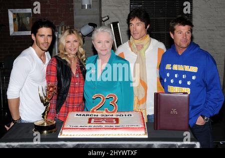 Brandon Beemer, Katherine Kelly Lang, Susan Flannery, Ronn Moss e Winsor Harmon durante la celebrazione del 23rd anniversario 'The Bold and the Beautiful' che si tiene sul set presso gli Studios CBS, California Foto Stock