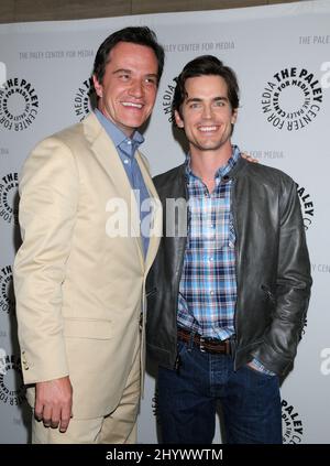 Tim DeKay e Matthew Bomer in serata con il 'collare Bianco' presentato dal Paley Center for Media di Beverly Hills. Foto Stock