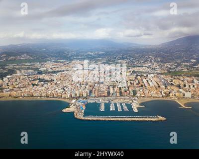 Vista panoramica aerea della bellissima città costiera del porto di Fuengirola nel sud della Spagna di Malaga nel mese di novembre Foto Stock