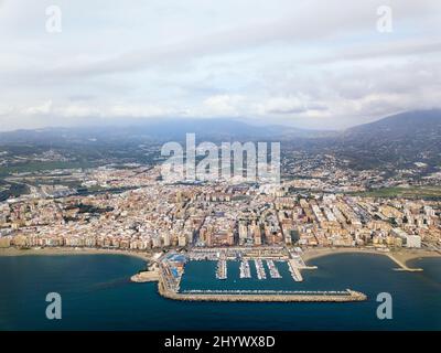 Vista panoramica aerea della bellissima città costiera del porto di Fuengirola nel sud della Spagna di Malaga nel mese di novembre Foto Stock