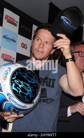 Mark Wahlberg promuove il Gran Premio Toyota di Long Beach al Macy's Men's Store al South Coast Plaza in California, USA Foto Stock