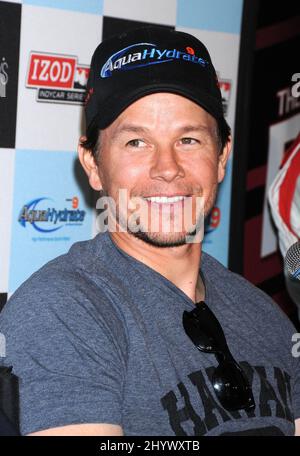 Mark Wahlberg promuove il Gran Premio Toyota di Long Beach al Macy's Men's Store al South Coast Plaza in California, USA Foto Stock