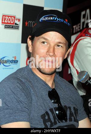 Mark Wahlberg promuove il Gran Premio Toyota di Long Beach al Macy's Men's Store al South Coast Plaza in California, USA Foto Stock