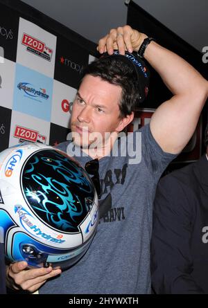 Mark Wahlberg promuove il Gran Premio Toyota di Long Beach al Macy's Men's Store al South Coast Plaza in California, USA Foto Stock