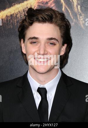 Kyle Gallner durante la prima mondiale "A Nightmare on Elm Street" tenutasi al Grauman's Chinese Theatre di Los Angeles Foto Stock