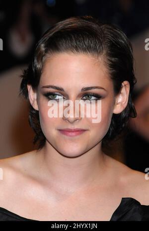 Kristen Stewart in arrivo al Metropolitan Museum of Art Costume Institute 2010 beneficio celebrare l'apertura delle donne americane, modellato una identità nazionale tenuto al Metropolitan Museum of Art, a New York, Stati Uniti. Foto Stock