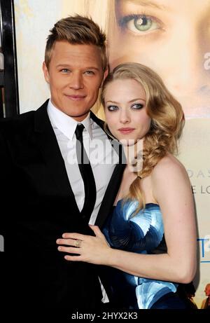 Chris Egan e Amanda Seyfried durante la prima "Letters to Juliet" di Los Angeles al Grauman's Chinese Theatre di Los Angeles Foto Stock