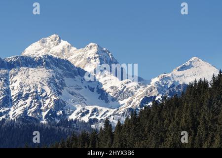 Magnifica vista del Triglav, la vetta più alta delle Alpi Giulie nel parco nazionale della Slovenia Foto Stock
