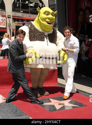 Mike Myers, Antonio Banderas e Shrek in una cerimonia in cui Shrek è onorato di una stella sulla Hollywood Walk of Fame a Los Angeles, USA. Foto Stock