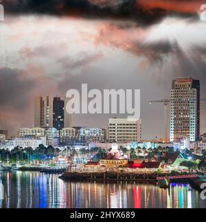 San Diego al crepuscolo, vista dal porto della città. Foto Stock