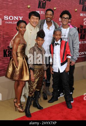 Will Smith, Jada Pinkett Smith, Jackie Chan, Trey Smith, Jaden Smith e Willow Smith alla prima di 'The Karate Kid' tenutasi al Mann Village Theatre di Los Angeles, USA. Foto Stock