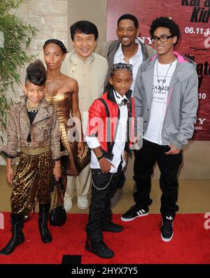 Will Smith, Jada Pinkett Smith, Jackie Chan, Trey Smith, Jaden Smith e Willow Smith alla prima di 'The Karate Kid' tenutasi al Mann Village Theatre di Los Angeles, USA. Foto Stock